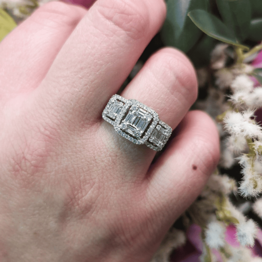 18ct White Gold And Diamond Trilogy Style Ring