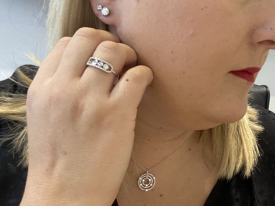 ✨ Featured in Netflix's Dept.Q ✨ Ladies 18ct White Gold And Diamond Circles Pendant